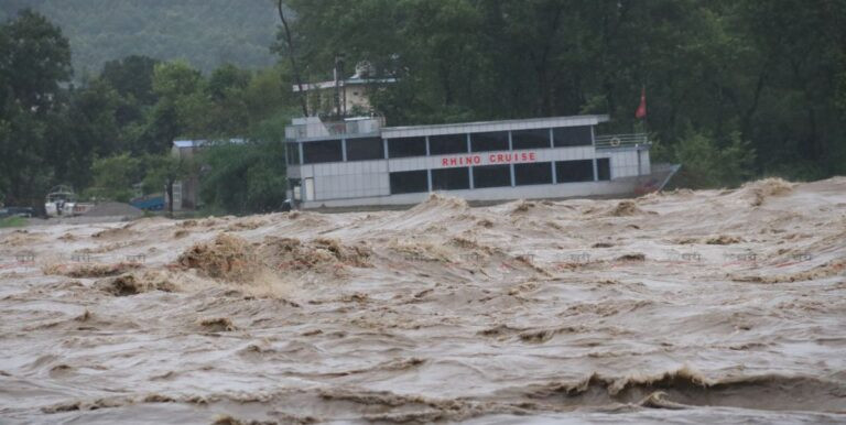 नारायणी नदी खतराको तहभन्दा माथि, चितवनका तटीय बस्तीमा बाढीको जोखिम